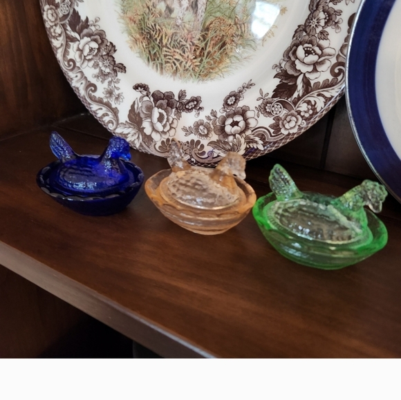 Set of Three Glass Hen On NEST Dishes in Blue, PINK,Green SALT CELLAR MINIATURES - Picture 1 of 2